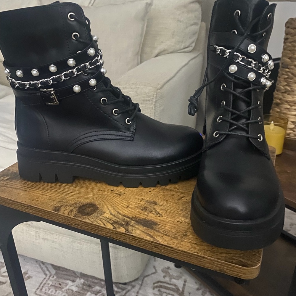 Black Pearl-Embellished Women's Boots